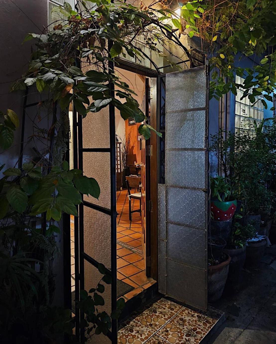 Baan Glang Soi Restaurant & Guesthouse Bangkok Exteriör bild