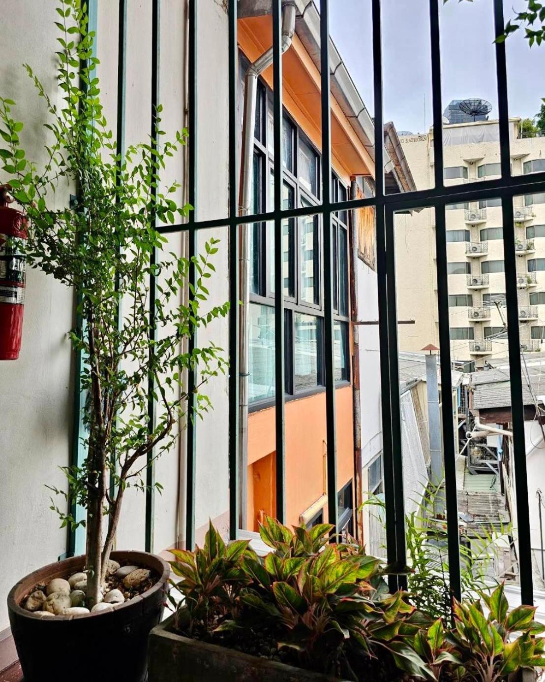 Baan Glang Soi Restaurant & Guesthouse Bangkok Exteriör bild