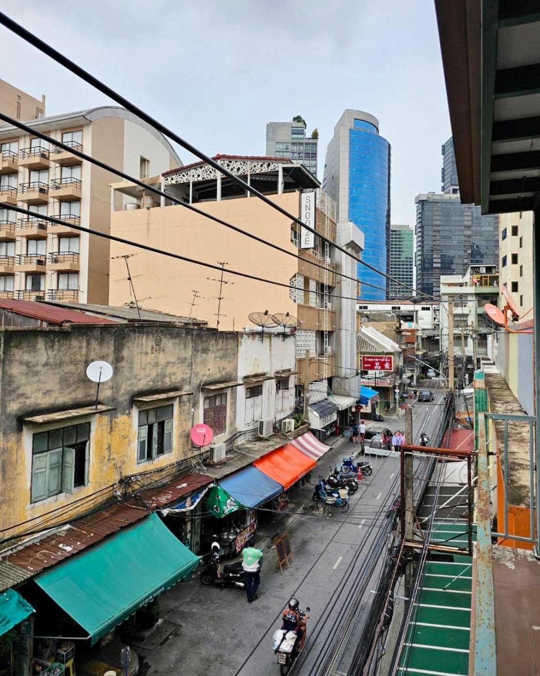 Baan Glang Soi Restaurant & Guesthouse Bangkok Exteriör bild