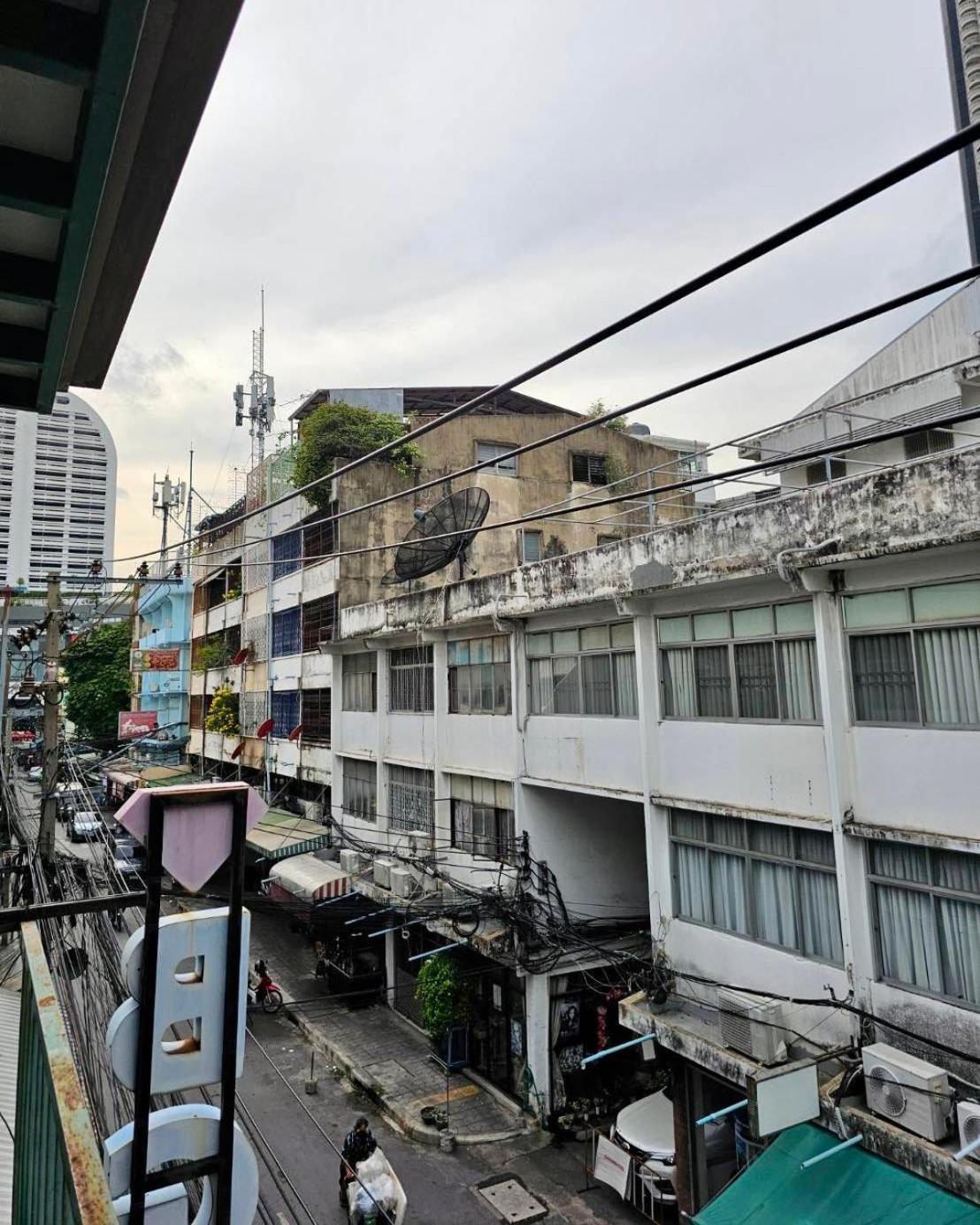 Baan Glang Soi Restaurant & Guesthouse Bangkok Exteriör bild