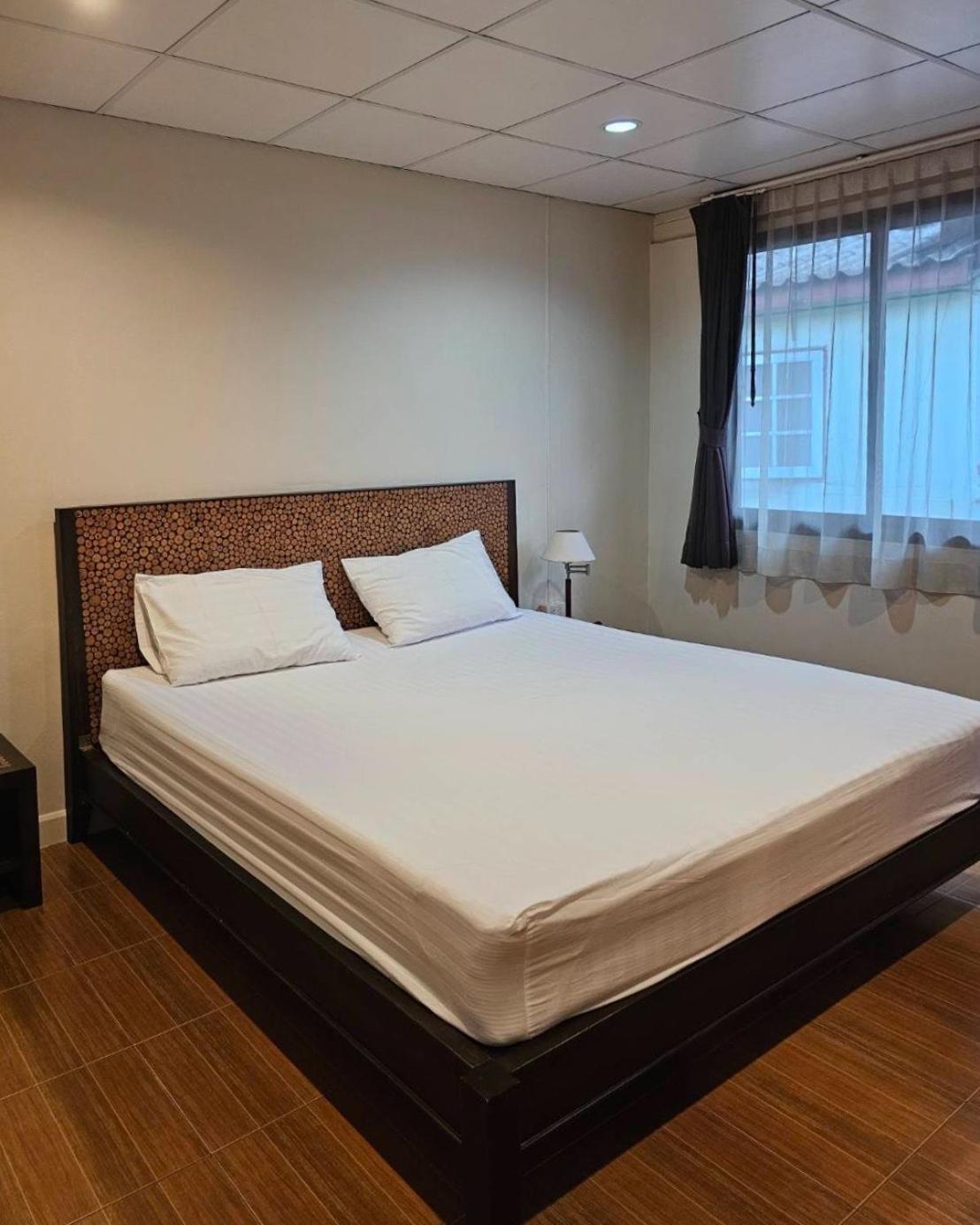 Baan Glang Soi Restaurant & Guesthouse Bangkok Rum bild