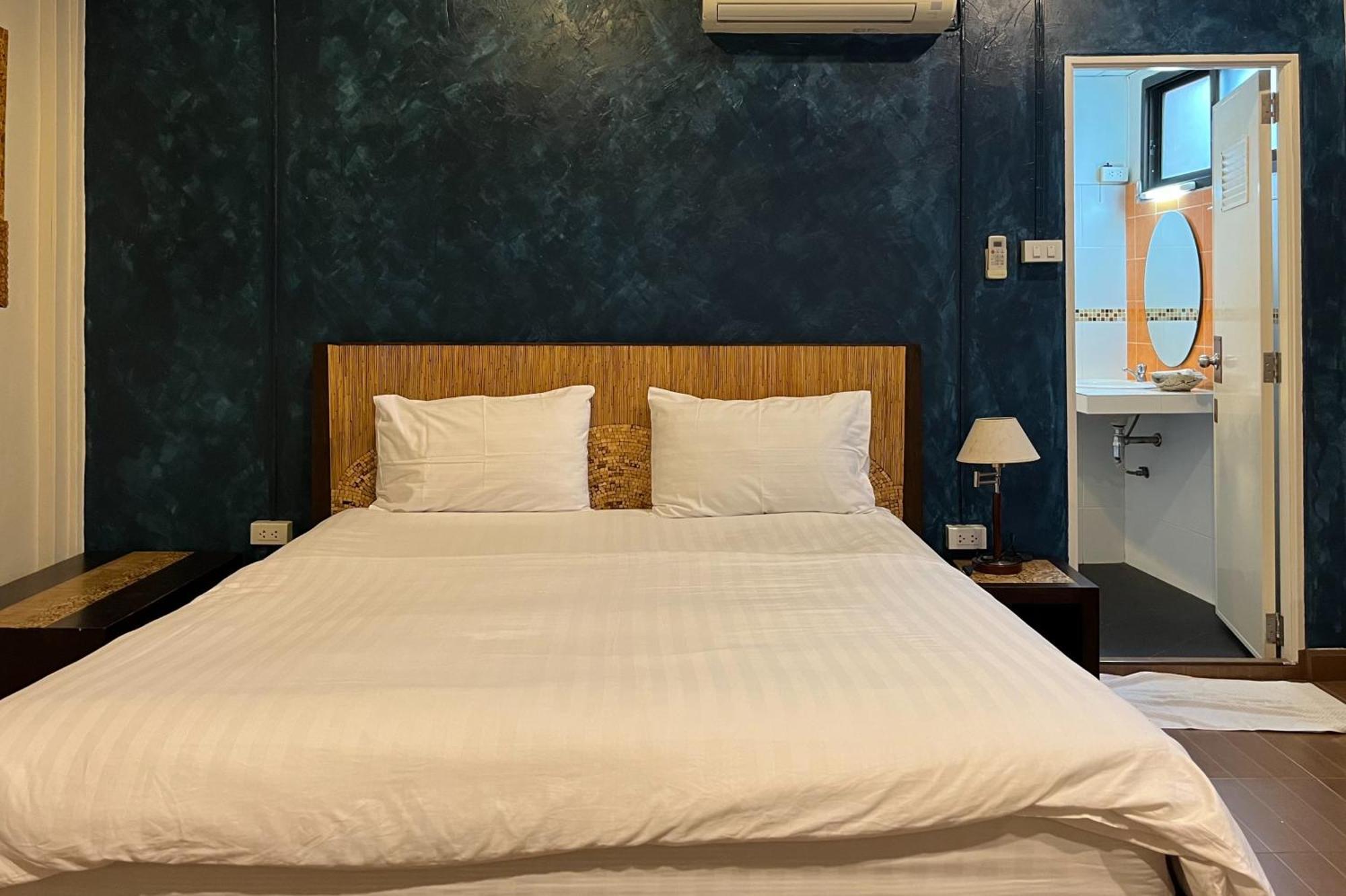Baan Glang Soi Restaurant & Guesthouse Bangkok Rum bild