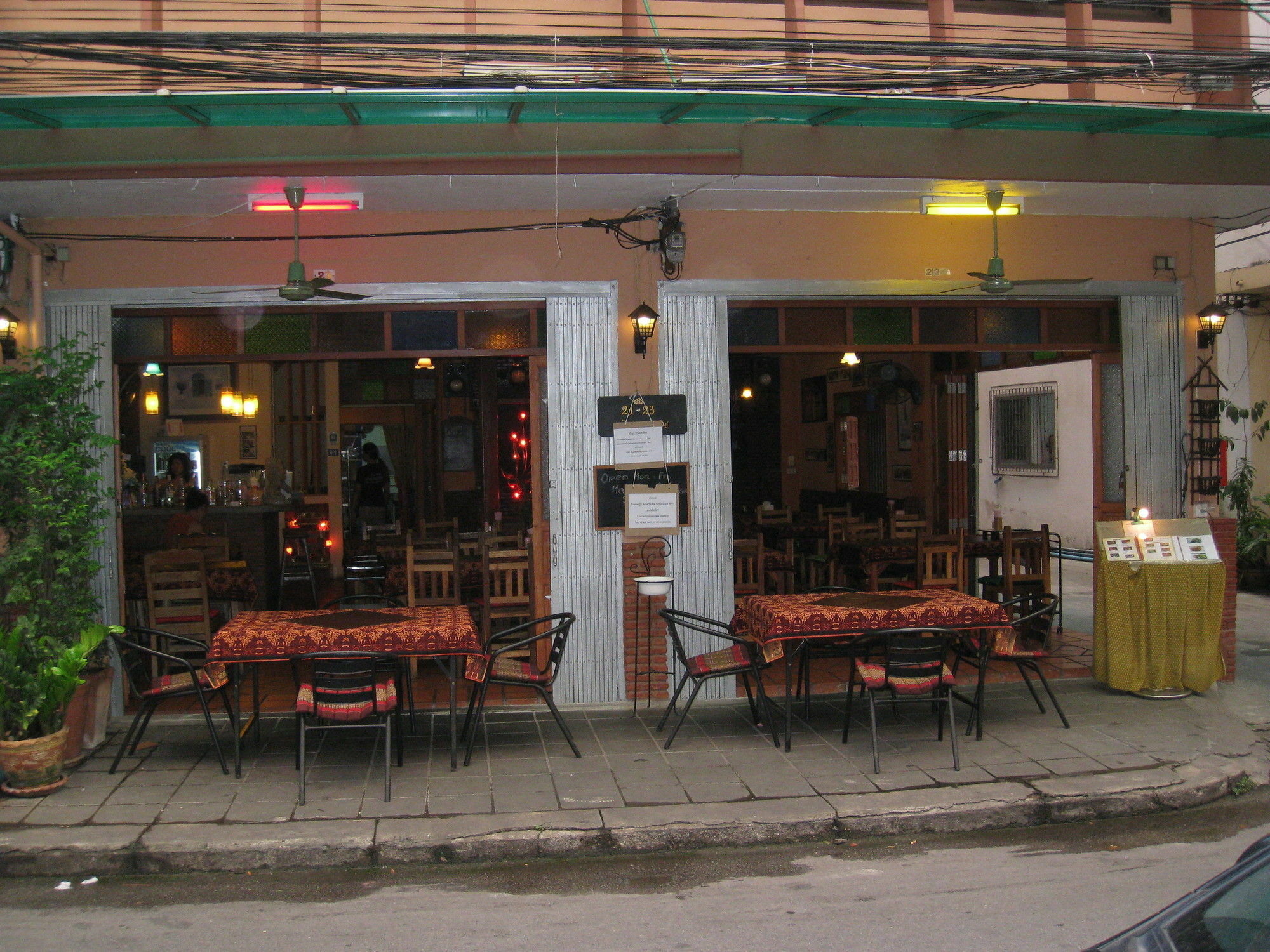 Baan Glang Soi Restaurant & Guesthouse Bangkok Exteriör bild