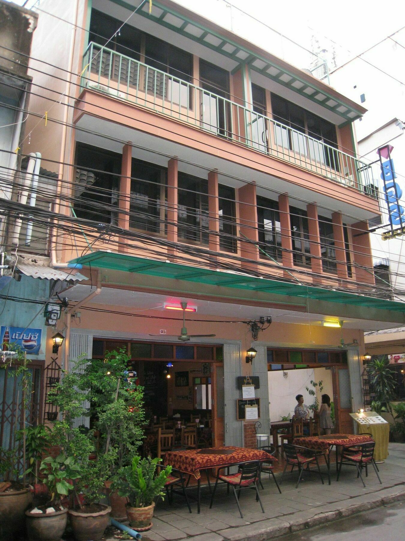Baan Glang Soi Restaurant & Guesthouse Bangkok Exteriör bild